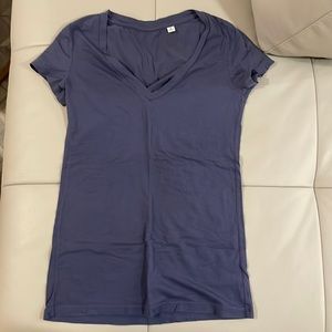 Uniqlo size S navy v-neck shirt